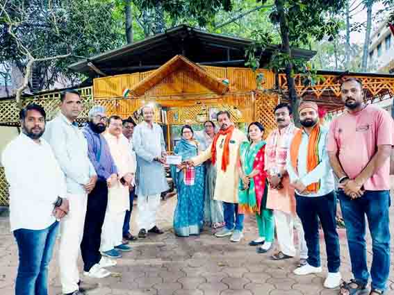 भाजपा पदाधिकारियों ने आजीवन सहयोग निधि भाजपा जिलाध्यक्ष प्रीति शुक्ला को प्रदान की