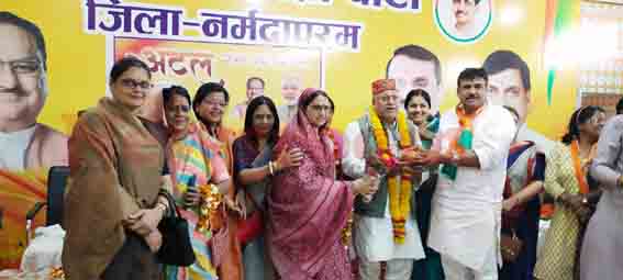भाजपा ने काव्यांजलि एवं वरिष्ठ नेताओं का किया सम्मान