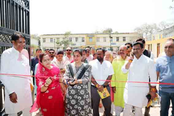 नगर पालिका अध्यक्ष एवं कलेक्टर ने किया पुस्तक मेले का शुभारंभ