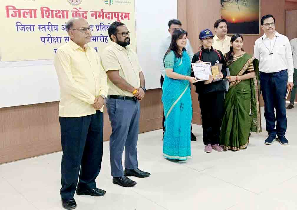 जिला स्तरीय ओलंपियाड में सिवनी मालवा के रावनपीपल की अव्वल छात्रा का हुआ सम्मान