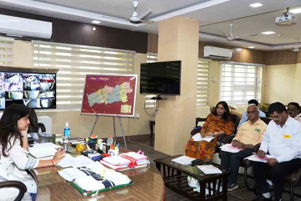 कलेक्टर ने की विभागीय कार्यों एवं लंबित प्रकरणों की समीक्षा