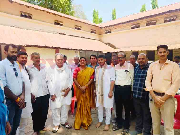 जीवन रक्षा पदक पुरस्कार से सम्मानित श्री शैलेन्द्र सिंह राजपूत का राज्यसभा सांसद श्रीमती माया नारोलिया ने किया सम्मान