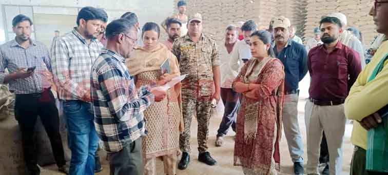कलेक्टर सोनिया मीणा ने कार्य में प्रगति न करने वाले पटवारियों, ग्राम पंचायत सचिव एवं जीआरएस तथा एसडीओपी जल संसाधन सिवनी मालवा को नोटिस जारी करने के निर्देश दिए