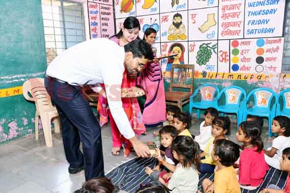 कलेक्टर सिद्धार्थ जैन ने उचित मूल्य की दुकान व आंगनवाड़ी का निरीक्षण किया