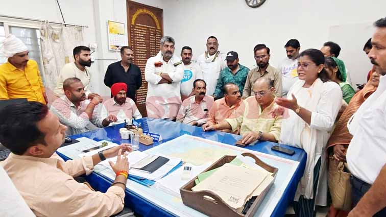 इटारसी में स्मार्ट मीटर की जबरदस्ती स्थापना पर कांग्रेस का विरोध तेज, MPEB कार्यालय पहुंचा कांग्रेस डेलिगेशन