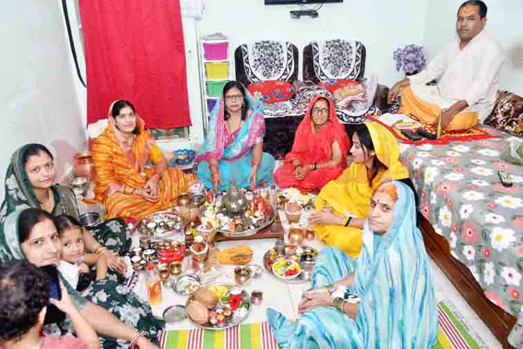 सावन सोमवार पर भोलेनाथ की मिट्टी की प्रतिमा का अभिषेक