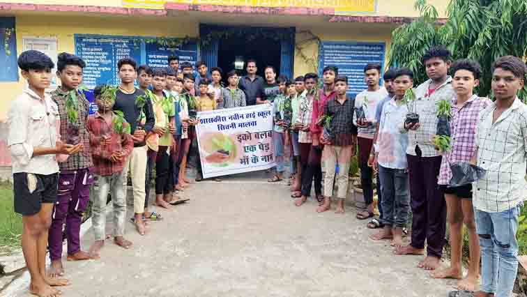 "माँ के नाम एक पौधा" अभियान: छात्रावास विद्यार्थियों ने किया पौधारोपण