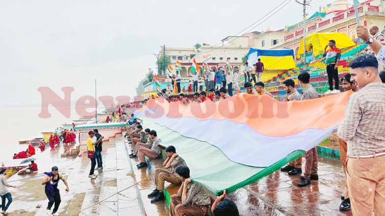 नर्मदापुरम में 150 फीट लंबे तिरंगे के साथ मना 'तिरंगा उत्सव', सेठानी घाट भारत माता के जयकारों से गूंजा