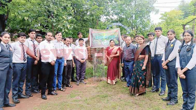 प्रकृति संरक्षण दिवस पर जीवा ज्योति स्कूल के छात्रों ने किया वृक्षारोपण
