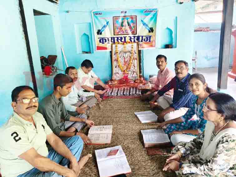 कायस्थ समाज ने सोमलवाड़ा चित्रगुप्त मंदिर में किया भोलेनाथ का अभिषेक व सुंदरकांड पाठ