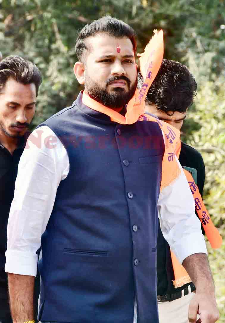 मालेगांव विस्फोट मामले में आया फैसला न्यायपालिका की निष्पक्षता और राष्ट्रवाद की विजय है — भाजपा युवा मोर्चा के प्रदेश उपाध्यक्ष विश्वेन्द्र सिंह मंडलोई भोपाल। मालेगांव विस्फोट मामले में एनआईए विशेष अदालत द्वारा दिए गए ऐतिहासिक निर्णय पर प्रतिक्रिया देते हुए भारतीय जनता युवा मोर्चा के प्रदेश उपाध्यक्ष विश्वेन्द्र सिंह मंडलोई ने कहा कि यह फैसला केवल कानूनी दृष्टिकोण से नहीं, बल्कि वैचारिक और राष्ट्रीय आत्मसम्मान की दृष्टि से भी अत्यंत महत्वपूर्ण है। यह उन तमाम राष्ट्रभक्तों की विजय है, जिन्हें वर्षों तक एक झूठे और दुर्भावनापूर्ण नैरेटिव के तहत अपमानित, प्रताड़ित और राजनीतिक रूप से निशाना बनाया गया। श्री मंडलोई ने कहा कि मालेगांव विस्फोट केस को लेकर कांग्रेस शासित समय में जिस प्रकार “हिंदू आतंकवाद” जैसी साजिशी अवधारणा को गढ़ा गया था, उसने न केवल राष्ट्रवादी संगठनों की छवि को धूमिल किया, बल्कि भारत की सनातन संस्कृति और विचारधारा पर भी प्रश्नचिह्न लगाने का प्रयास किया। कांग्रेस पार्टी ने वोटबैंक की राजनीति के लिए इस केस का उपयोग एक औजार की तरह किया और निर्दोष राष्ट्रभक्तों को झूठे मुकदमों में फंसाया गया। उन्होंने आगे कहा कि इस फैसले ने यह सिद्ध कर दिया है कि भारत की न्याय व्यवस्था आज भी तथ्यों, सबूतों और सत्य के आधार पर निर्णय करती है, न कि झूठे प्रचार या राजनीतिक दबाव में। वर्षों से मानसिक और सामाजिक यातना झेल रहे निर्दोषों को आखिरकार आज न्याय मिला है, और यह राष्ट्रवाद की वैचारिक जीत है। राजनीतिक साजिश और मीडिया ट्रायल का दौर: श्री मंडलोई ने अपने वक्तव्य में यह भी कहा कि मालेगांव केस केवल एक आतंकी हमले की जांच नहीं थी, बल्कि यह उस समय की राजनीतिक सत्ता के द्वारा रची गई एक योजनाबद्ध साजिश थी, जिसमें विपक्षी दलों ने राष्ट्रवादी विचारधारा को बदनाम करने की ठानी थी। कुछ मीडिया संस्थानों ने भी बिना पुष्टि के, तथ्यों की जांच किए बिना, केवल एक विशेष एजेंडे के तहत आरोपियों को दोषी ठहराना शुरू कर दिया। यह मीडिया ट्रायल न केवल भारतीय संविधान की मूल भावना के खिलाफ था, बल्कि निर्दोषों के सम्मान और मानवीय अधिकारों पर भी सीधा आघात था। जिम्मेदारी तय हो, कार्रवाई हो: भाजपा युवा मोर्चा प्रदेश उपाध्यक्ष ने यह मांग भी की कि जिन अधिकारियों, नेताओं और संगठनों ने इस झूठे केस को खड़ा किया, उन्हें भी जवाब देना होगा। यह देश के लोकतंत्र के लिए आवश्यक है कि झूठ फैलाने वालों की जवाबदेही तय की जाए और उन्हें कानून के दायरे में लाया जाए, ताकि भविष्य में कोई भी राजनीतिक हित के लिए देश की सुरक्षा और सामाजिक सौहार्द्र के साथ खिलवाड़ न कर सके। भाजपा का स्पष्ट रुख — आतंकवाद के खिलाफ कठोर और राष्ट्रवाद के साथ अडिग: श्री मंडलोई ने दोहराया कि भारतीय जनता पार्टी और उसका युवा मोर्चा आतंकवाद के खिलाफ हमेशा सख्त रहा है और रहेगा — चाहे वह किसी भी धर्म, जाति या विचारधारा से जुड़ा व्यक्ति क्यों न हो। लेकिन किसी निर्दोष को सिर्फ उसकी विचारधारा या संगठन से जुड़ाव के कारण प्रताड़ित करना न केवल अन्याय है, बल्कि संविधान और लोकतंत्र की आत्मा के खिलाफ है। यह फैसला केवल न्याय का नहीं, राष्ट्र के आत्मसम्मान का है: यह फैसला भारतीय न्यायपालिका की निष्पक्षता, राष्ट्रवादी विचारधारा की दृढ़ता और सत्य की अटल विजय का प्रतीक है। अब समय आ गया है कि राष्ट्रहित से ऊपर राजनीति करने वालों को बेनकाब किया जाए और देश को वैचारिक रूप से फिर से सशक्त किया जाए।