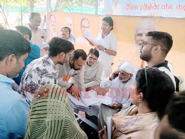 लोकल यूथ महासंघ ने स्थायी सर्वेयरों की नियुक्ति व अन्य मांगों को लेकर उठाई आवाज, सांसद ने दिया जल्द निराकरण का आश्वासन