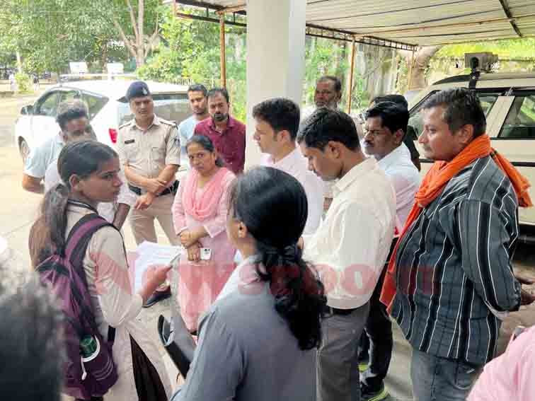 “भविष्य फँसा नाम की गलती में, कमिश्नर केजी तिवारी ने थामा हाथ, हल का आश्वासन” अधिकारी सक्रिय, समस्या समाधान की प्रक्रिया शुरू