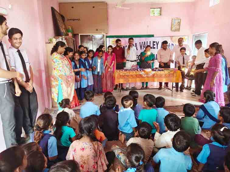 शेयरिंग दिवाली के तहत नर्मदा वेली अकादमी के विद्यार्थियों ने वनग्राम नंदरवाड़ा में बच्चों संग मनाई खुशियों भरी दीपावली