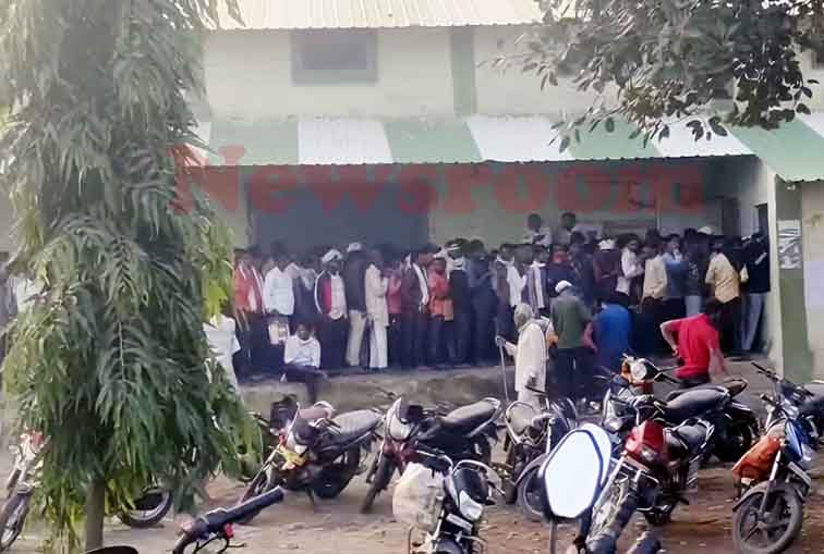 बानापुरा मंडी में उमड़ी किसानों की भीड़: यूरिया खाद टोकन वितरण में 2800 किसानों को मिला लाभ, एसडीएम बोले : व्यवस्था होगी और सुचारू