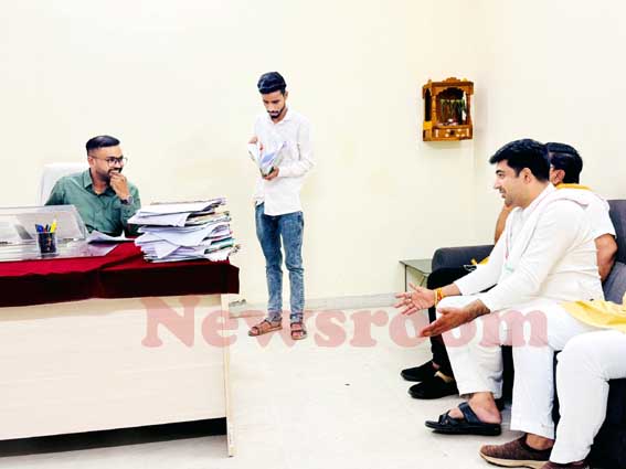 अजय पटेल ने नवागत SDM को सौंपा ज्ञापन, कहा : “पराली प्रबंधन की व्यवस्था करें, वरना प्रशासन स्वयं होगा जिम्मेदार”