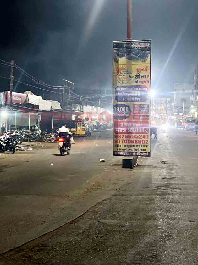 जयस्तंभ चौक सहित पांच प्रमुख स्थलों पर नियमों की धज्जियाँ, नगर पालिका की कार्यप्रणाली पर सवाल