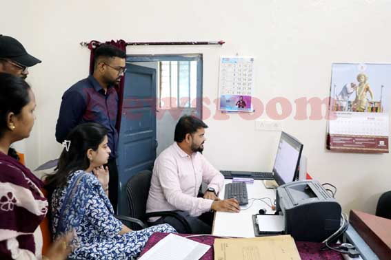 कलेक्टर सोनिया मीणा ने सिवनी मालवा SDM व तहसील का किया निरीक्षण, SIR के तहत प्रोजिनी-डाटा मैपिंग, फॉर्म वितरण और राजस्व प्रकरणों की समीक्षा की