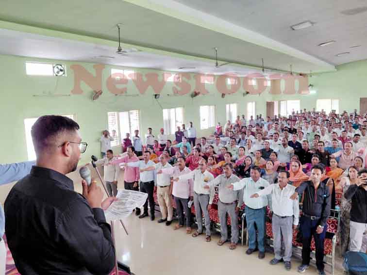 एसआईआर के संबंध में बीएलओ एवं सुपरवाइजर्स को दिया गया प्रशिक्षण, स्थापना दिवस पर दिलाई गई शपथ