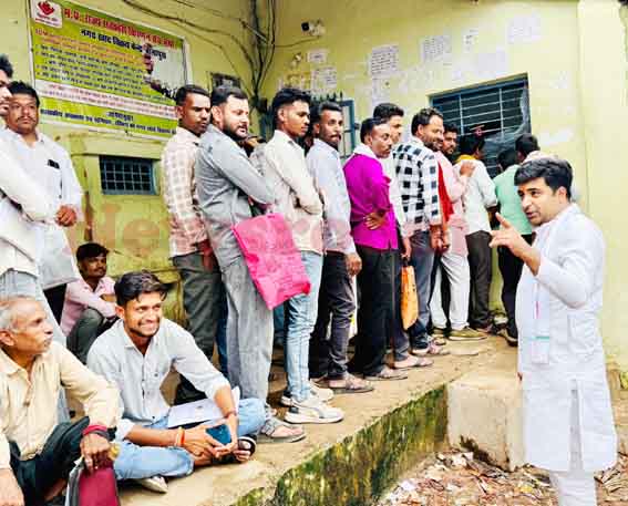 किसानों की समस्याओं पर अजय सिंह पटेल मंडी पहुंचे, बोले किसान इन दिनों खाद संकट और भावांतर योजना की अव्यवस्था से परेशान