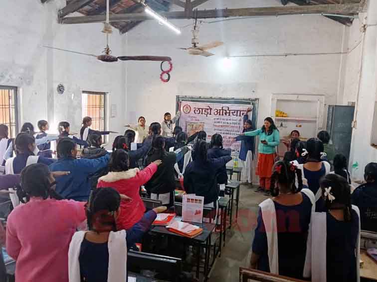 जुमेराती शासकीय उच्च माध्यमिक विद्यालय में बाल विवाह के खिलाफ बालिकाओं को दिलाई गई शपथ