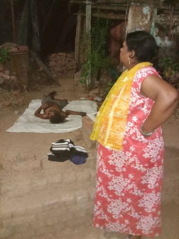 मानवता की मिसाल: गंभीर हालत में अकेले बीमार पड़े व्यक्ति को अस्पताल पहुंचाया
