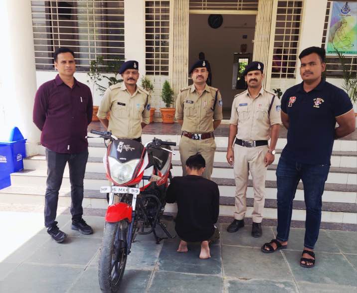 हत्या के मामले में फरार आरोपी और शातिर वाहन चोर पुलिस गिरफ्त में, चोरी की बाइक बरामद