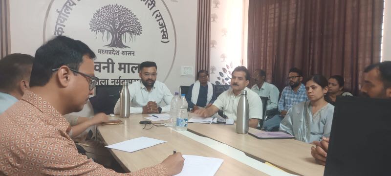 क्षीरधारा ग्राम योजना की समीक्षा बैठक आयोजित, दुग्ध उत्पादन बढ़ाने पर दिया गया जोर