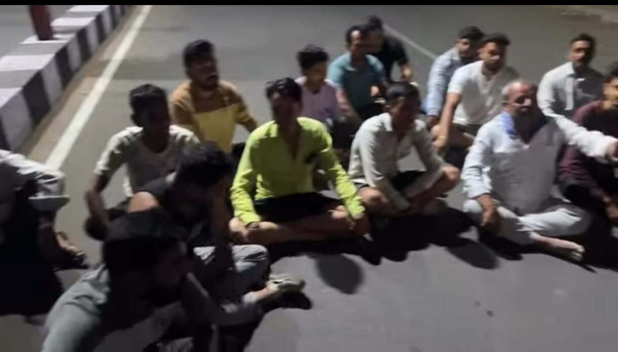सूरजपुर फीडर की बदहाल बिजली व्यवस्था से किसान परेशान लगातार कटौती और अनियमित सप्लाई के विरोध में किसानों ने किया चक्का जाम