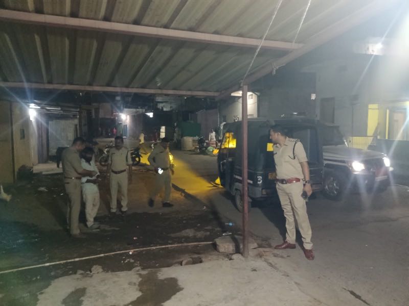 इटारसी थाना क्षेत्र में संदिग्ध व्यक्तियों की सघन जांच अभियान, चाकू एवं अवैध सामग्री की हुई जांच