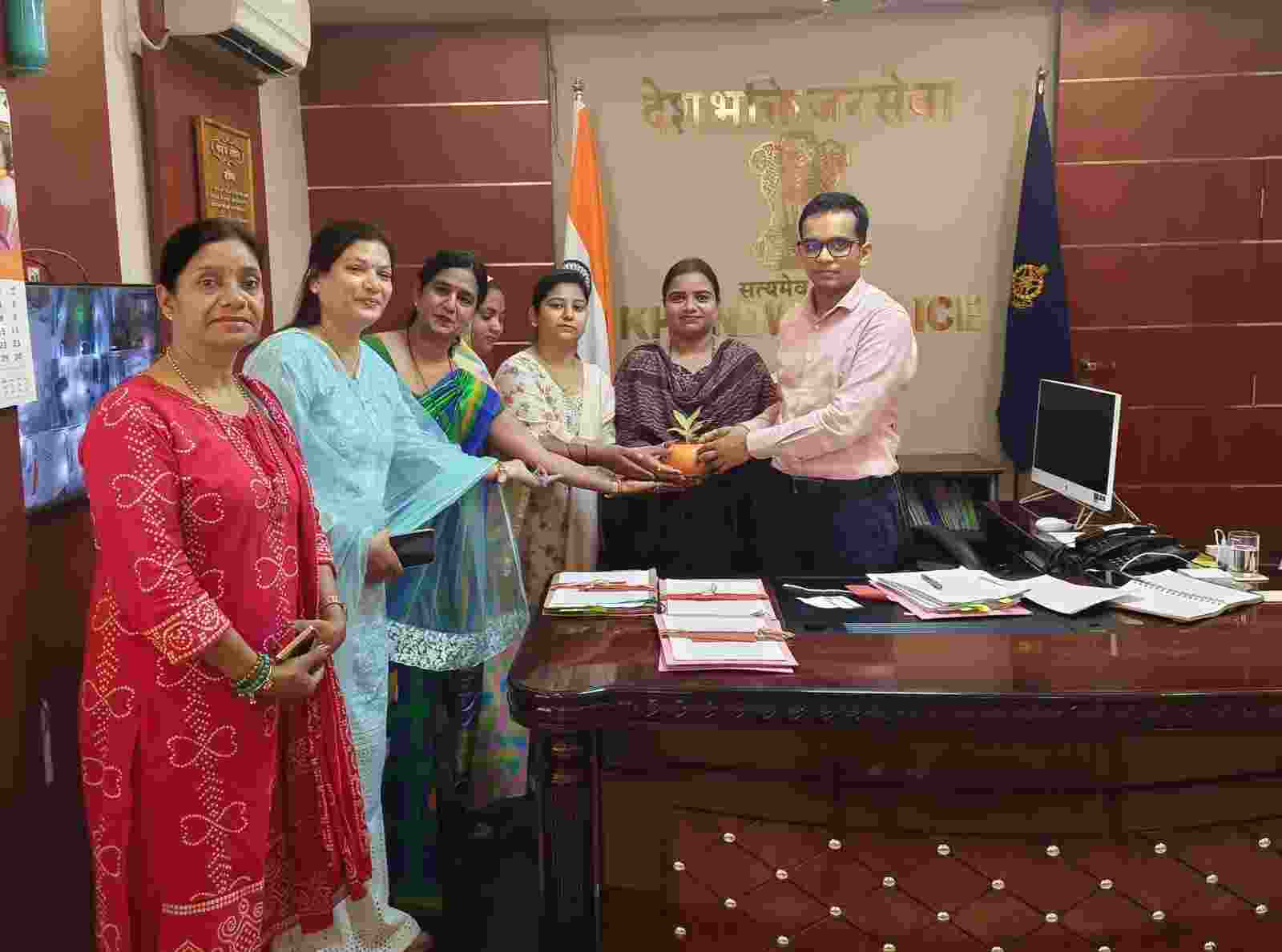 नवनियुक्त एसपी आगम जैन का एका वेलफेयर फाउंडेशन ने किया आत्मीय स्वागत पौधा भेंट कर दिया हरित संदेश, समाजहित एवं जनसेवा को लेकर हुई सार्थक चर्चा