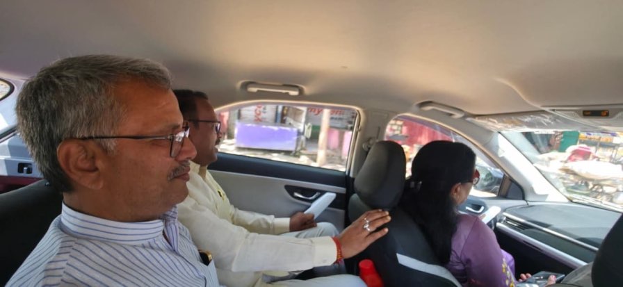 प्रशिक्षण महाअभियान में शामिल होने एक ही इलेक्ट्रिक वाहन से पहुंचे राज्यसभा सांसद माया नारोलिया, विधायक विजयपाल सिंह और वरिष्ठ नेता संदेश पुरोहित