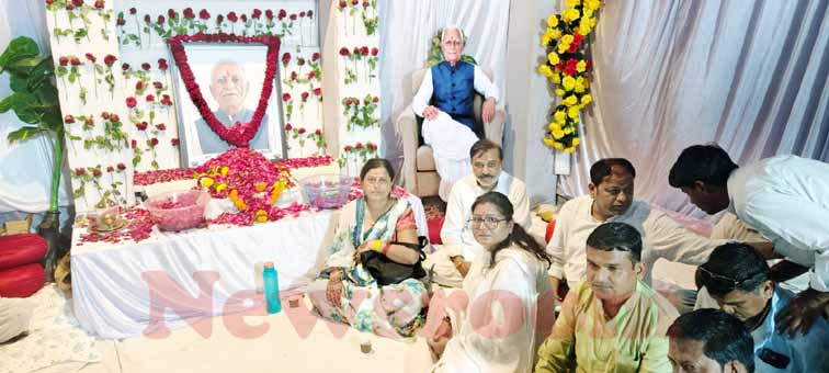 विधायक डॉ. आरके दोगने के पिता के निधन पर महिला कांग्रेस जिलाध्यक्ष नेहा चावरे ने जताई शोक संवेदना